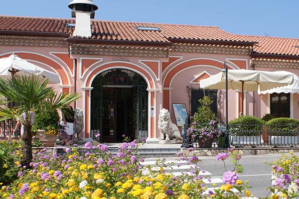 Hotel La Tana - a Castrocucco, a cinque minuti dalla spiaggia Gnola e dalla Secca di Castrocucco
