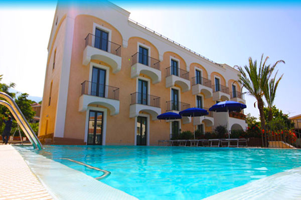 L'hotel Murmann con piscina, a dieci minuti a piedi dalla spiaggia di fiumicello.